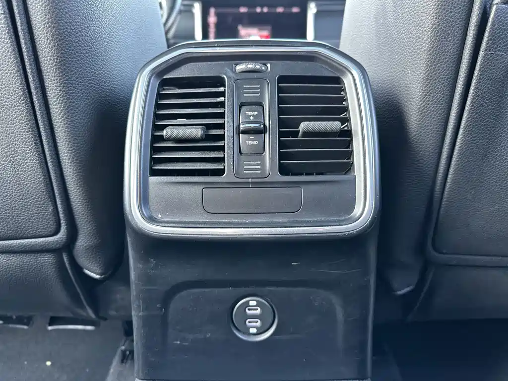 Porsche Macan — миниатюра 11
