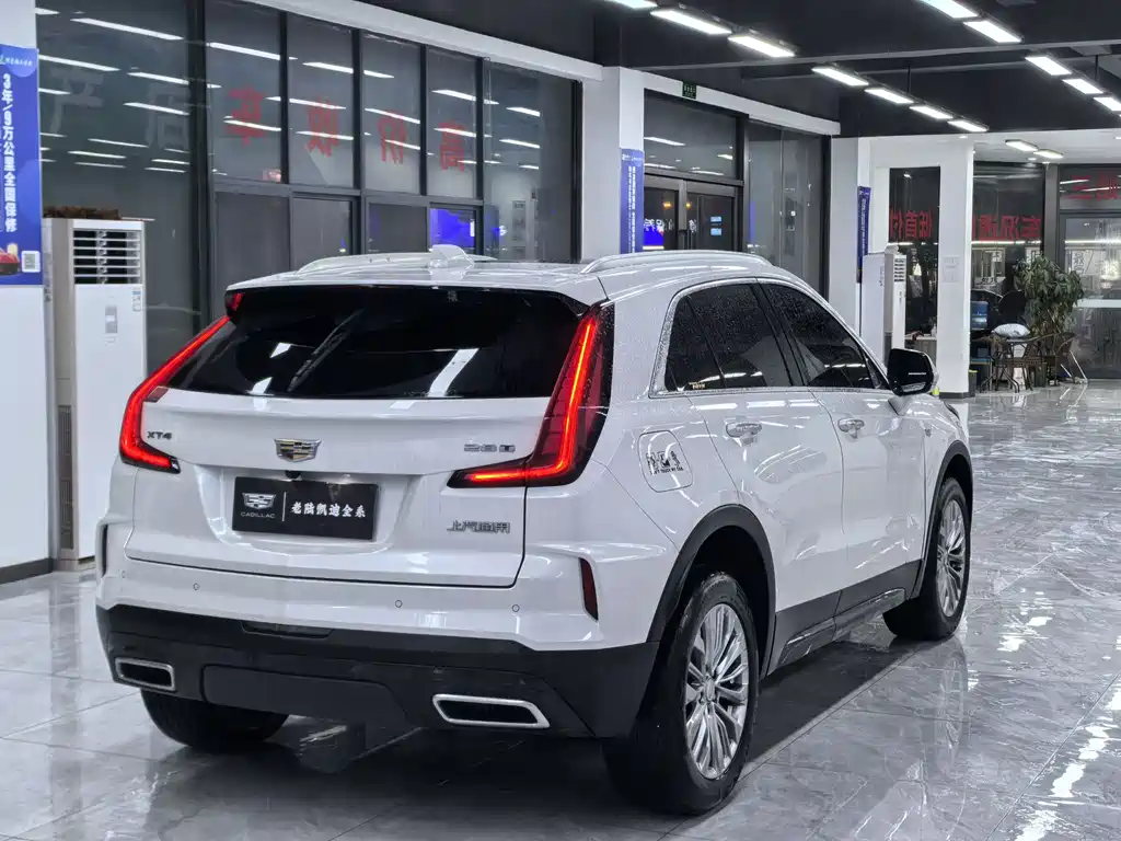 CADILLAC XT4