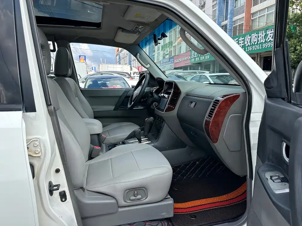 Mitsubishi Pajero — миниатюра 13