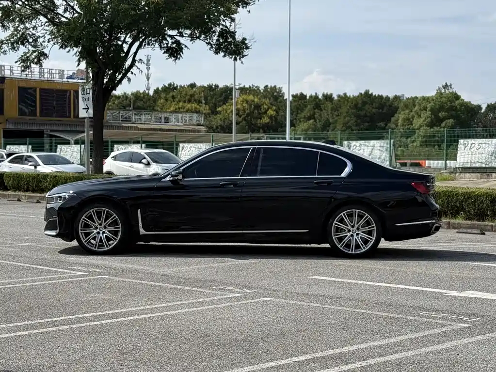BMW 7 Series — миниатюра 4