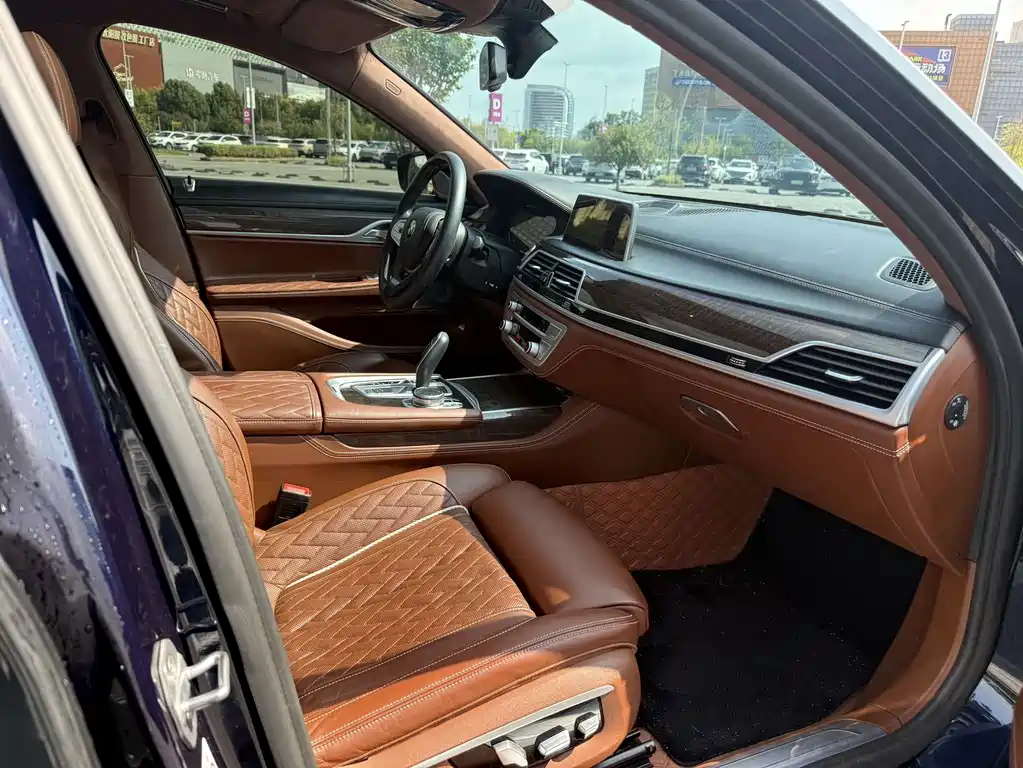 BMW 7 Series — миниатюра 10