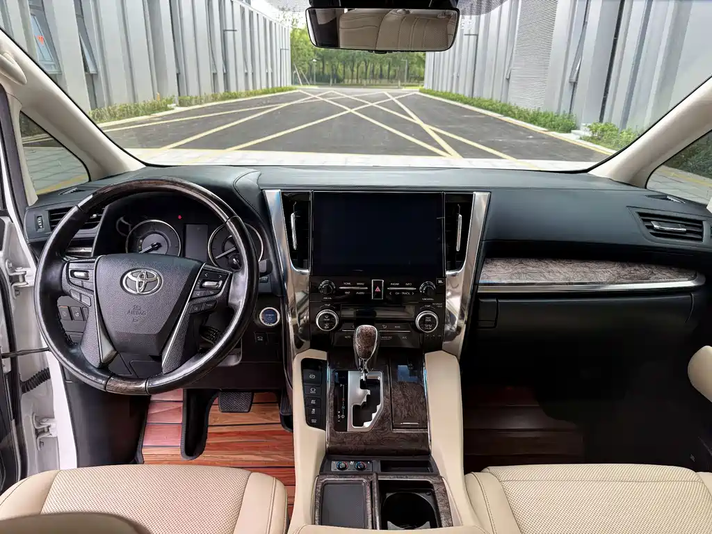 Toyota Alphard — миниатюра 9