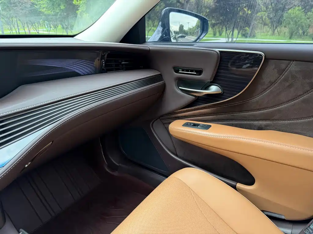Lexus LS — миниатюра 7
