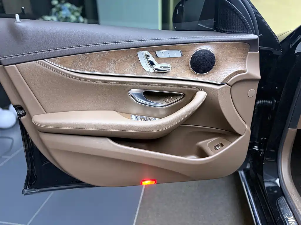 Mercedes-Benz E-Class — миниатюра 3