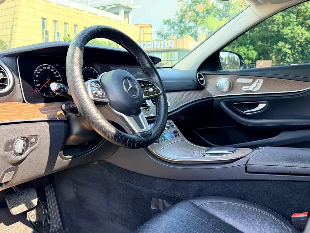 Mercedes-Benz E-Class — миниатюра 6