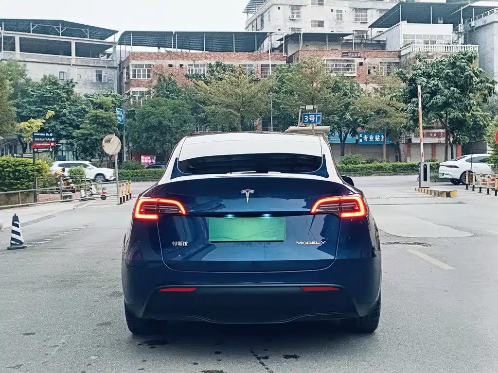 TESLA MODEL Y