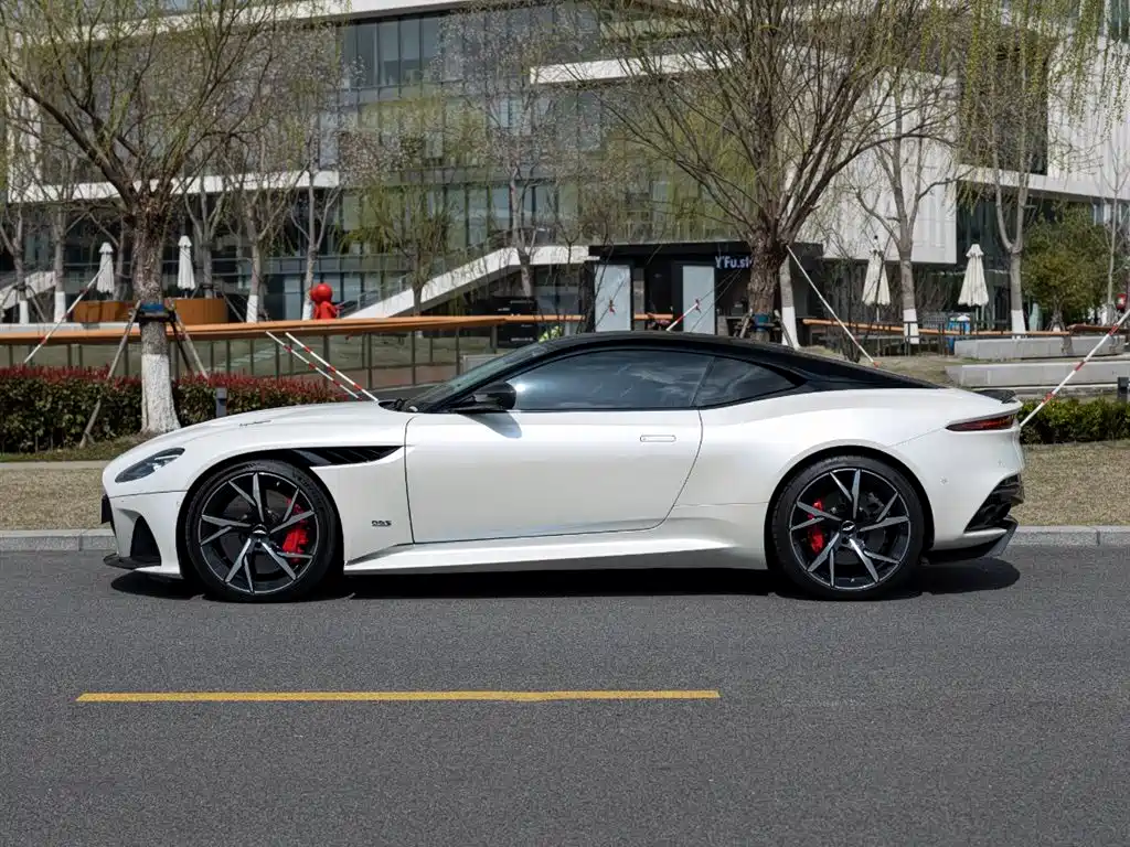 Aston Martin DBS — миниатюра 7