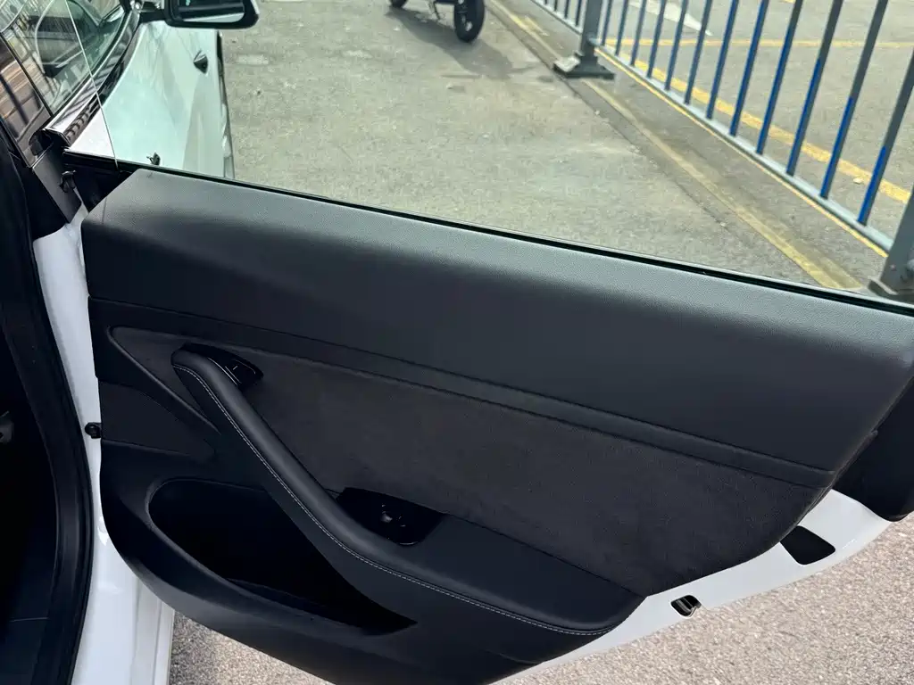 Tesla Model 3 — миниатюра 11
