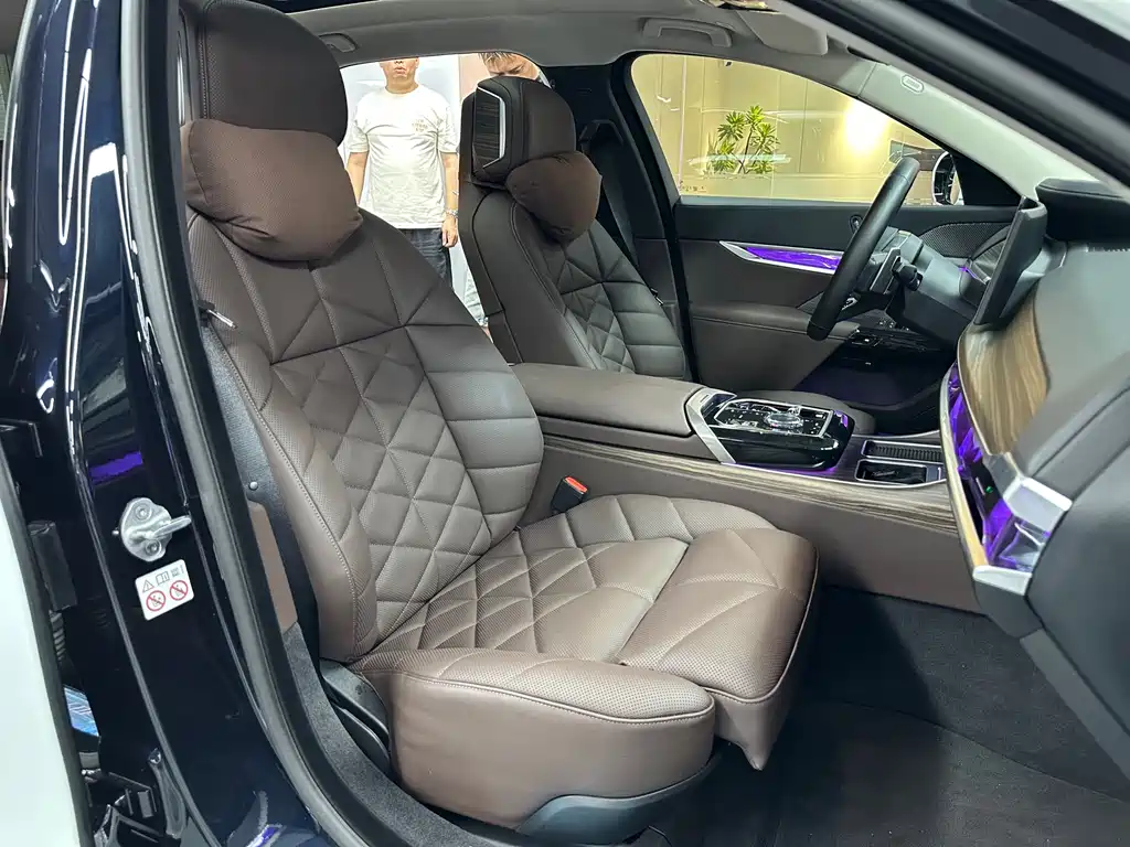 BMW 7 Series — миниатюра 16