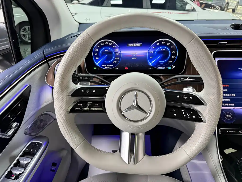 Mercedes-Benz EQE SUV — миниатюра 8