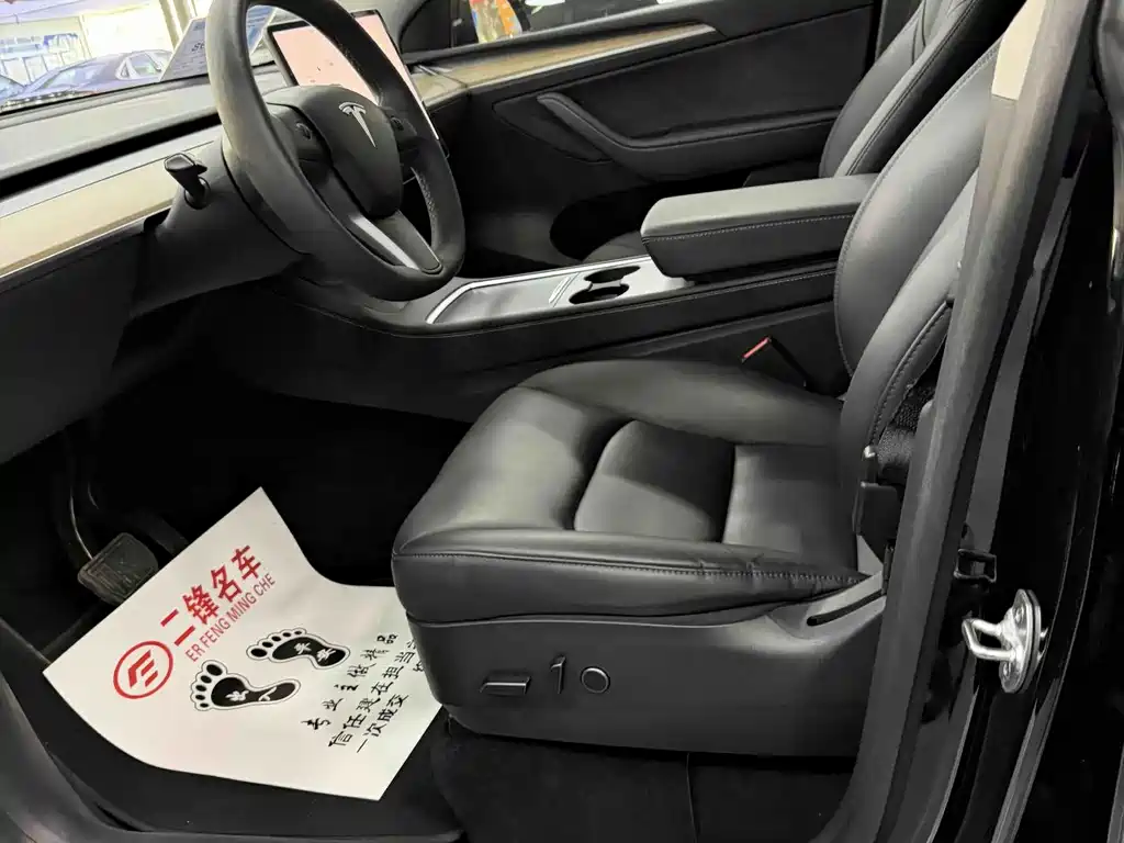 Tesla Model Y — миниатюра 7