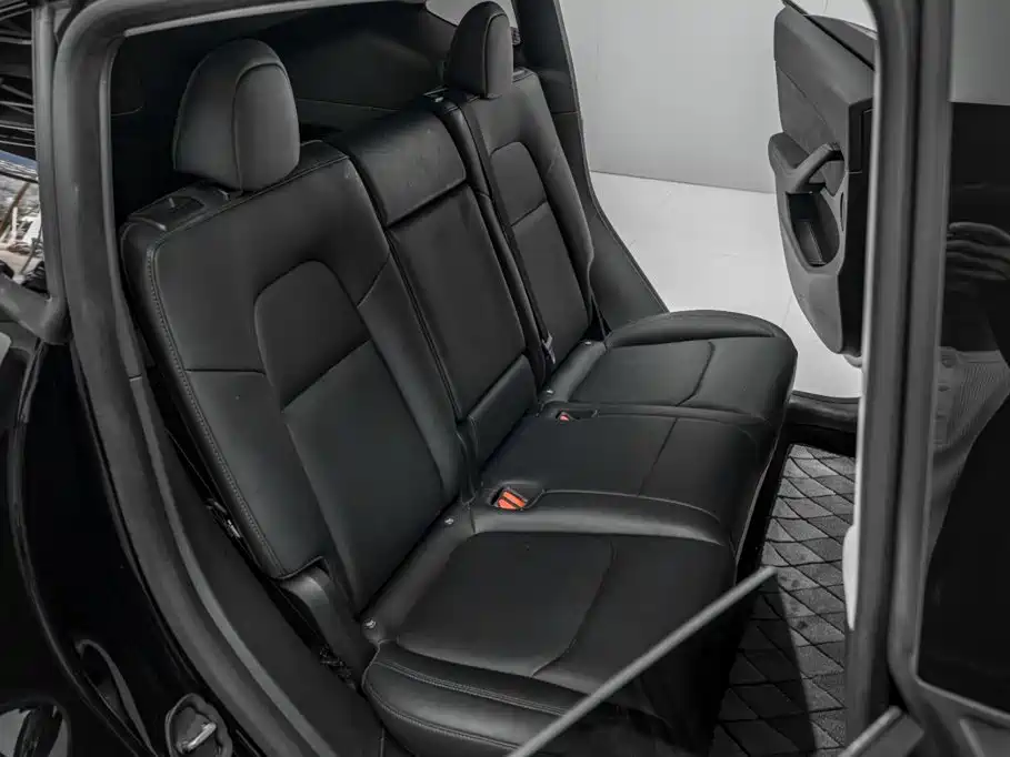Tesla Model Y — миниатюра 20