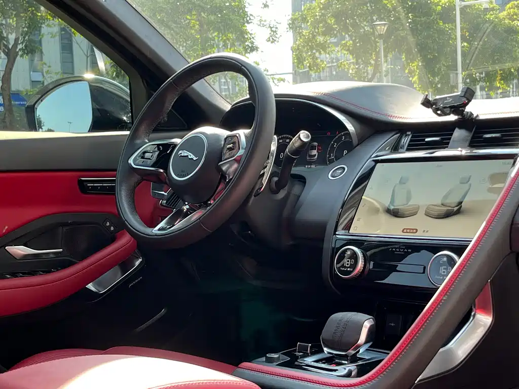 Jaguar E-PACE — миниатюра 12