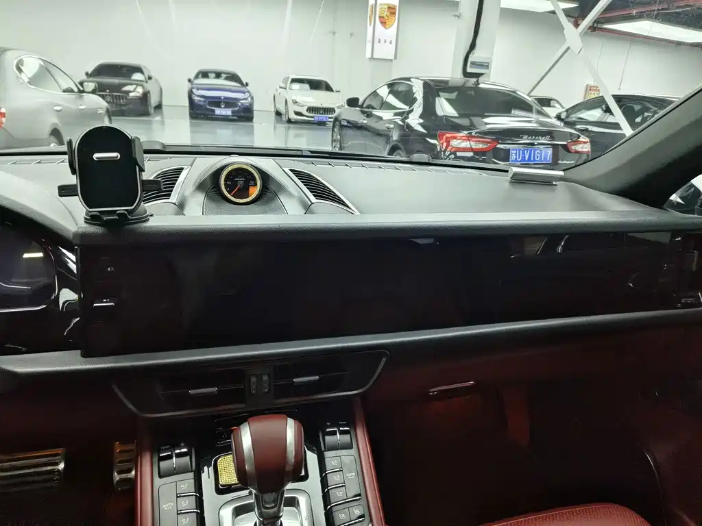 Porsche Cayenne — миниатюра 12