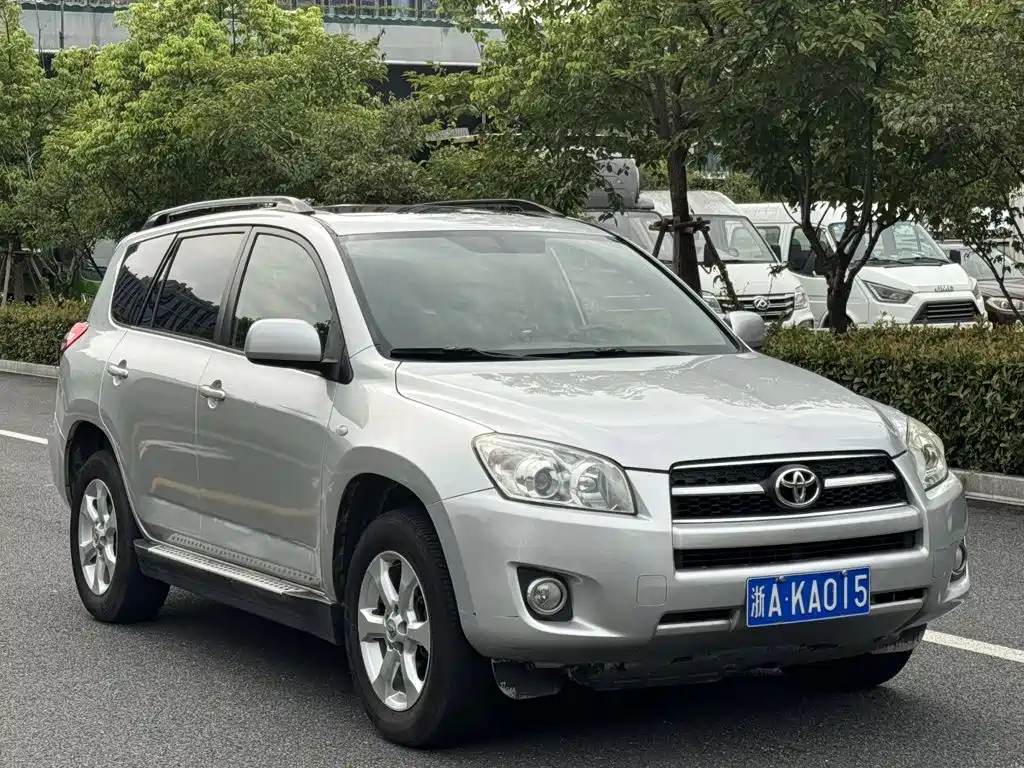 Toyota RAV4 — миниатюра 3