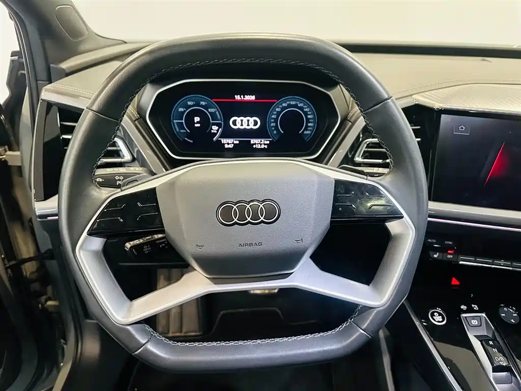 AUDI Q4 E TRON