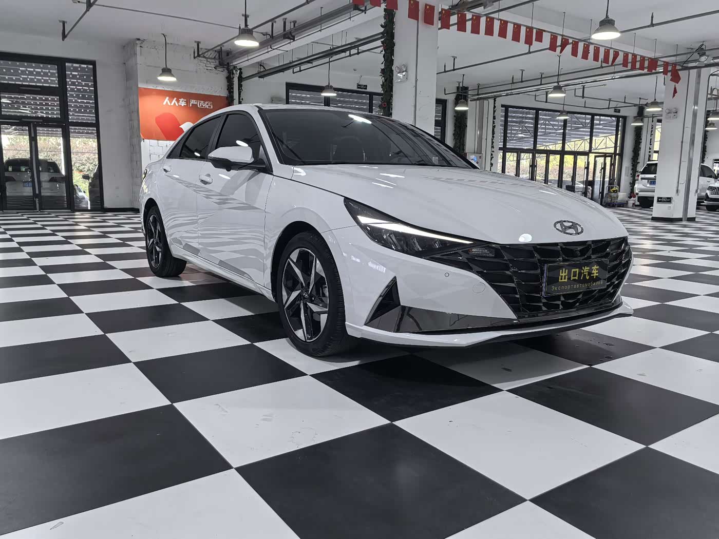 Hyundai Elantra 1.5 л 2023 г. Белый, пробег 17300 км