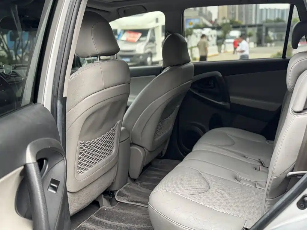 Toyota RAV4 — миниатюра 8