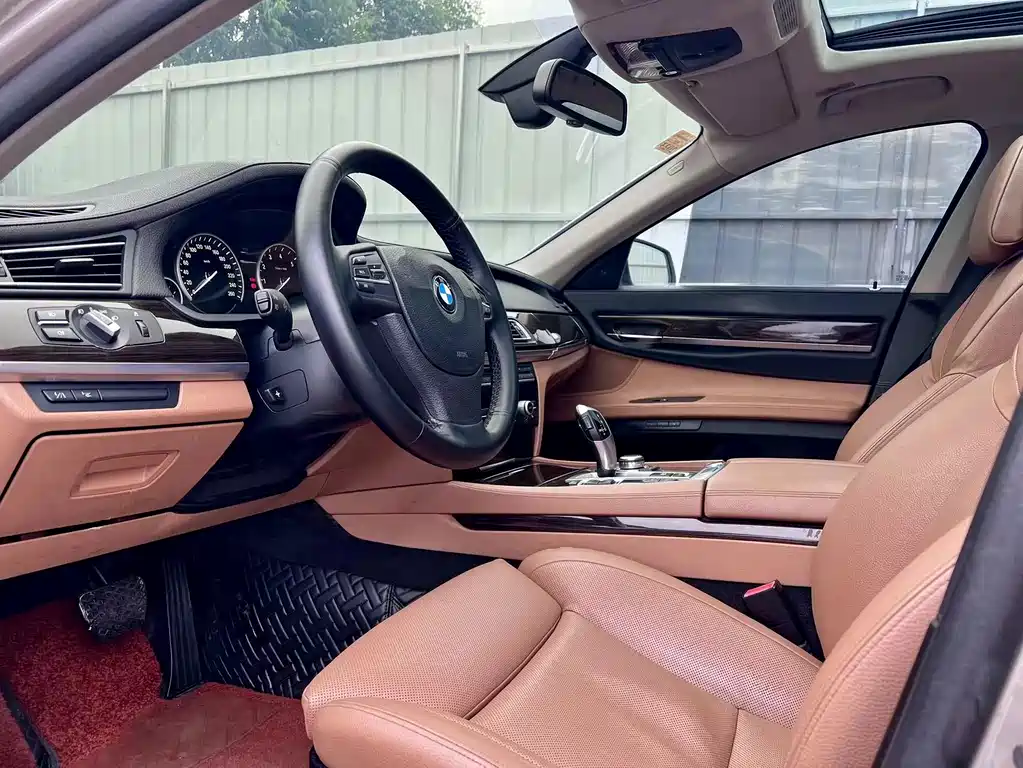 BMW 7 Series — миниатюра 9