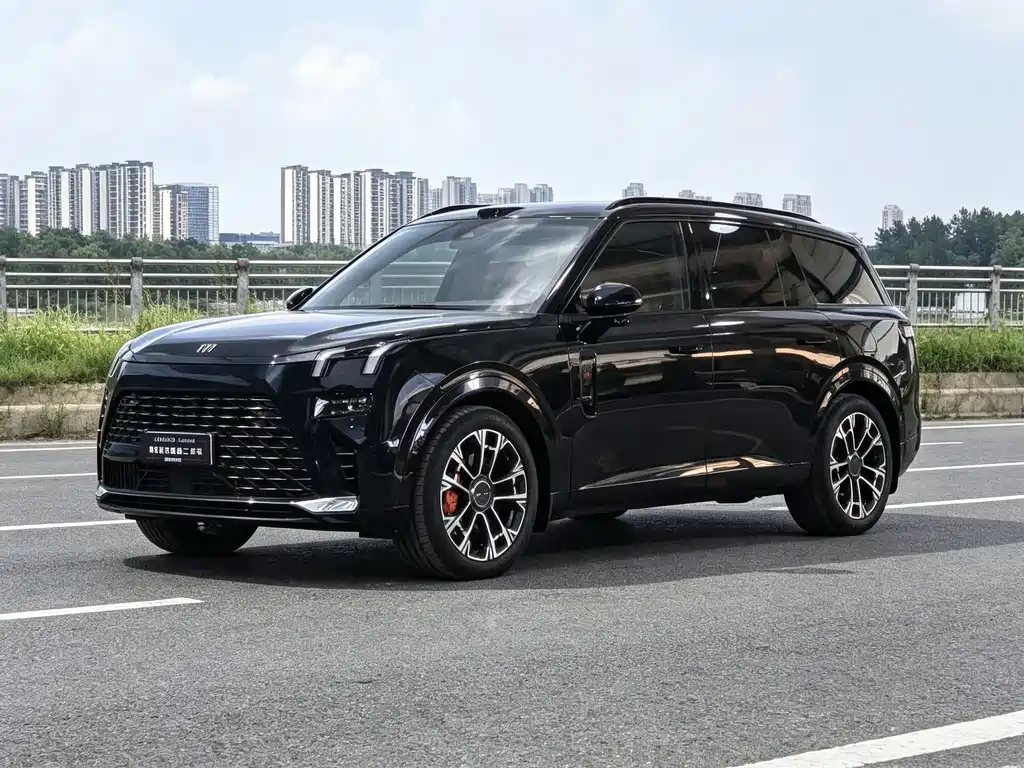 Lynk & Co 900
