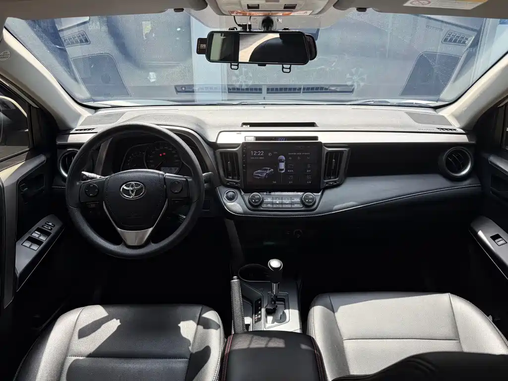 Toyota RAV4 — миниатюра 8
