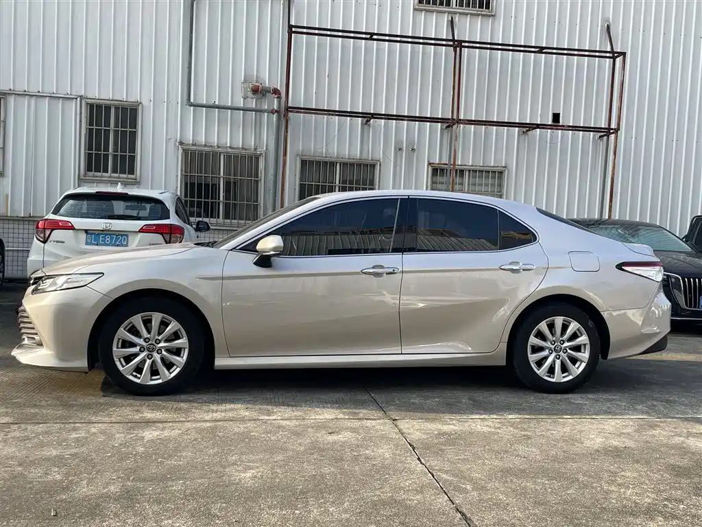 Toyota Camry — миниатюра 3