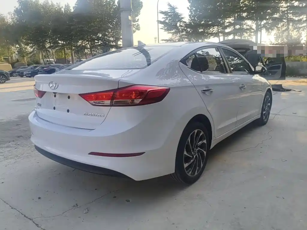 Hyundai Elantra — миниатюра 7
