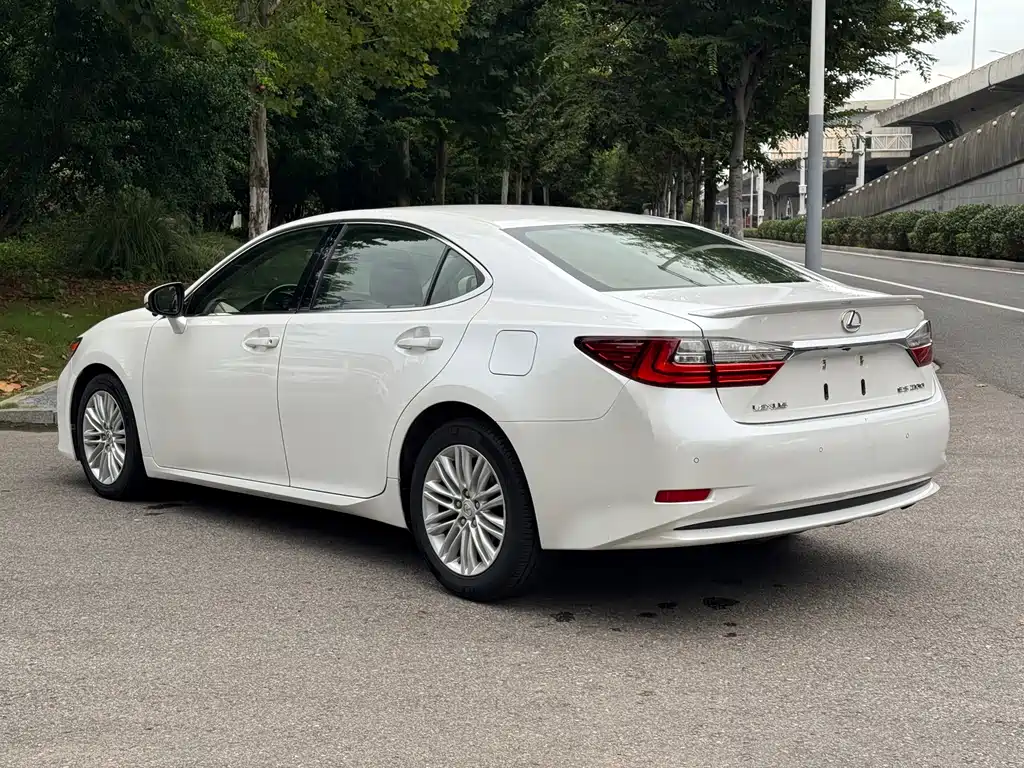 Lexus ES — миниатюра 9
