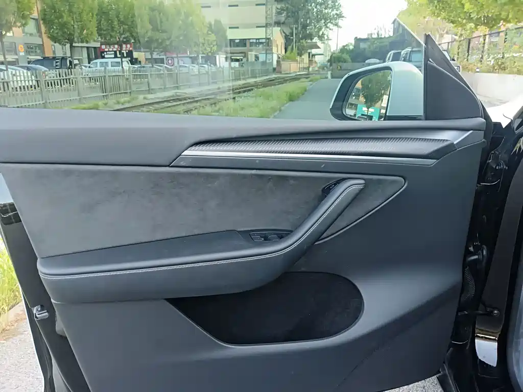 Tesla Model Y — миниатюра 13