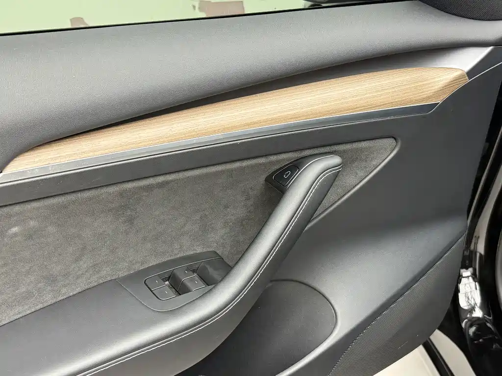 Tesla Model 3 — миниатюра 16