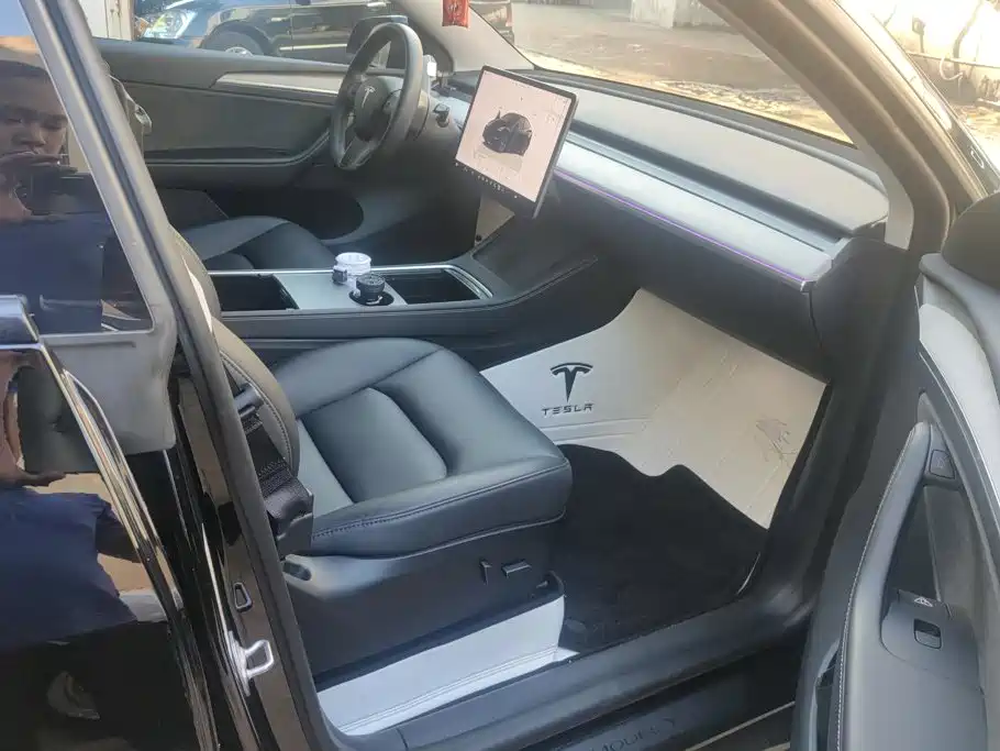 Tesla Model Y — миниатюра 8