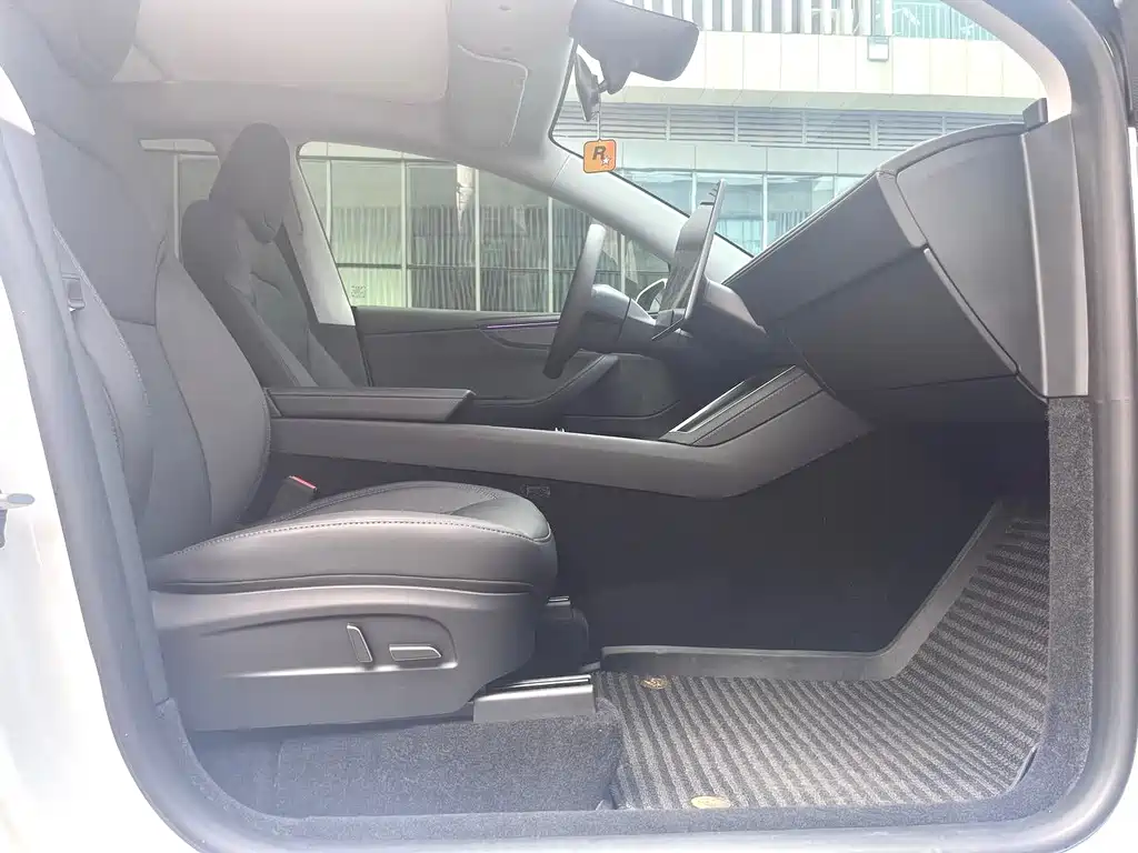 Tesla Model Y — миниатюра 8