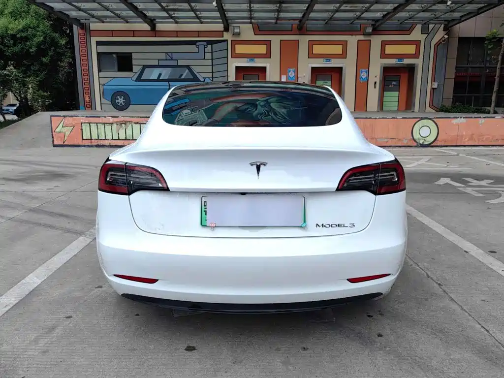 Tesla Model 3 — миниатюра 10