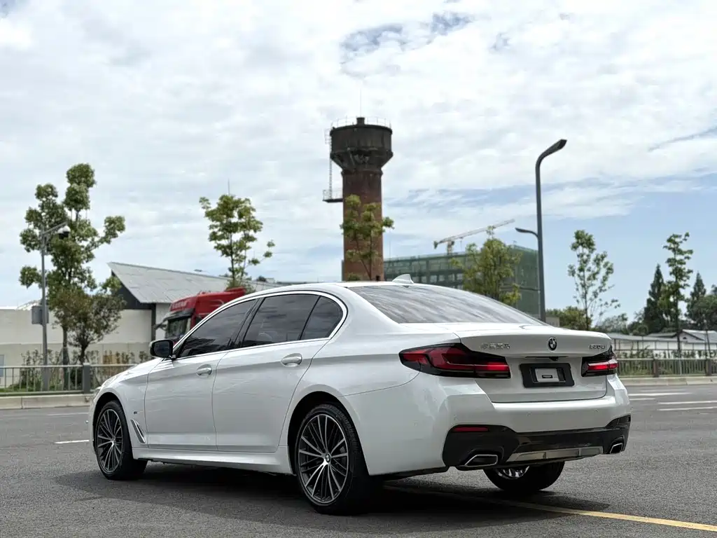 BMW 5 Series — миниатюра 7