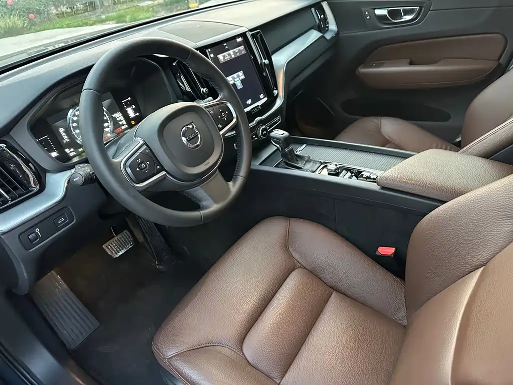 Volvo XC60 - фото 12