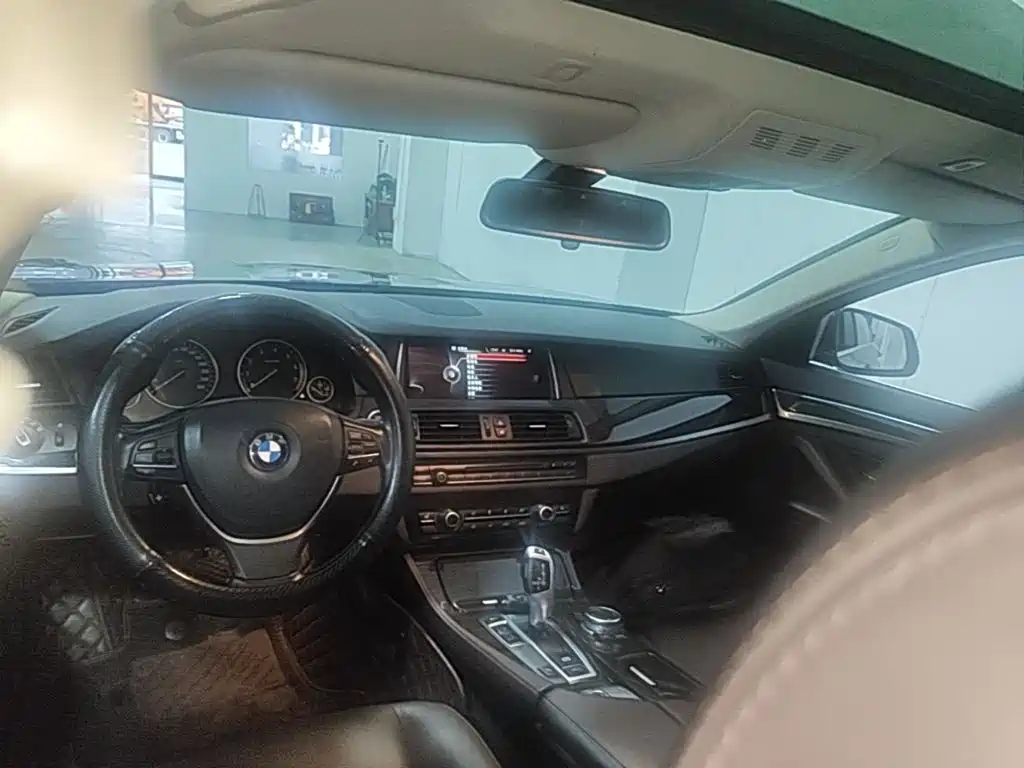BMW 5 Series — миниатюра 10