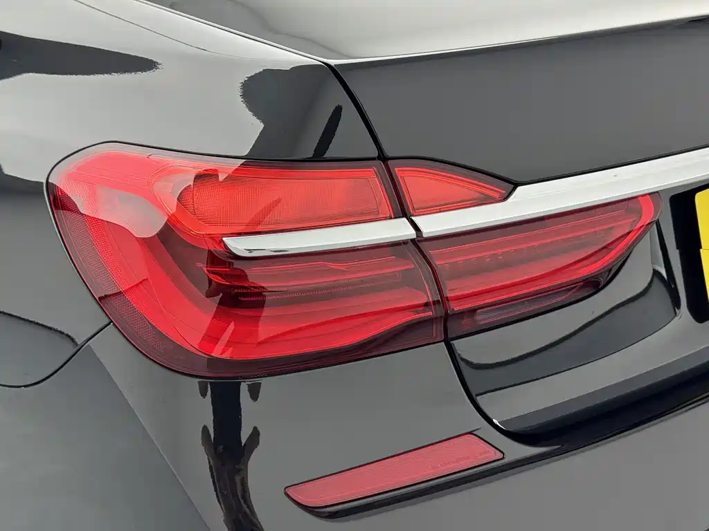 BMW 7 Series — миниатюра 8