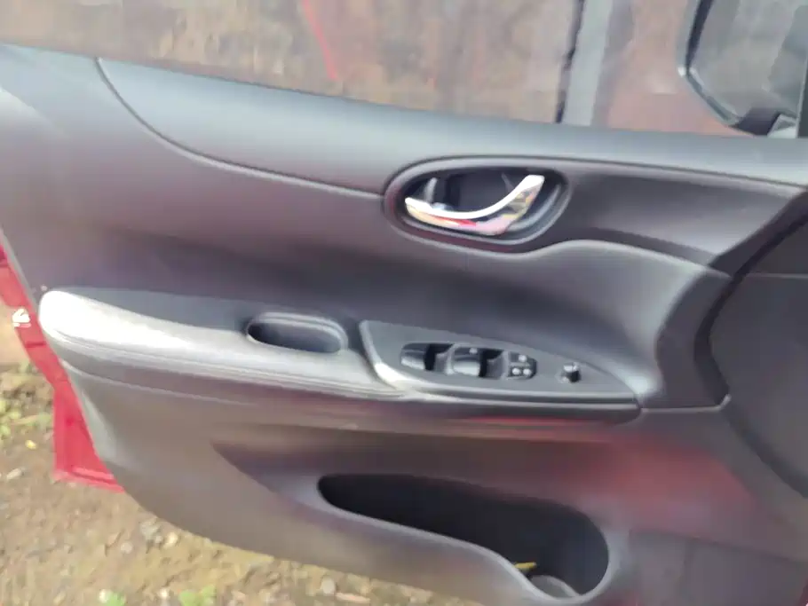 Nissan Tiida — миниатюра 7
