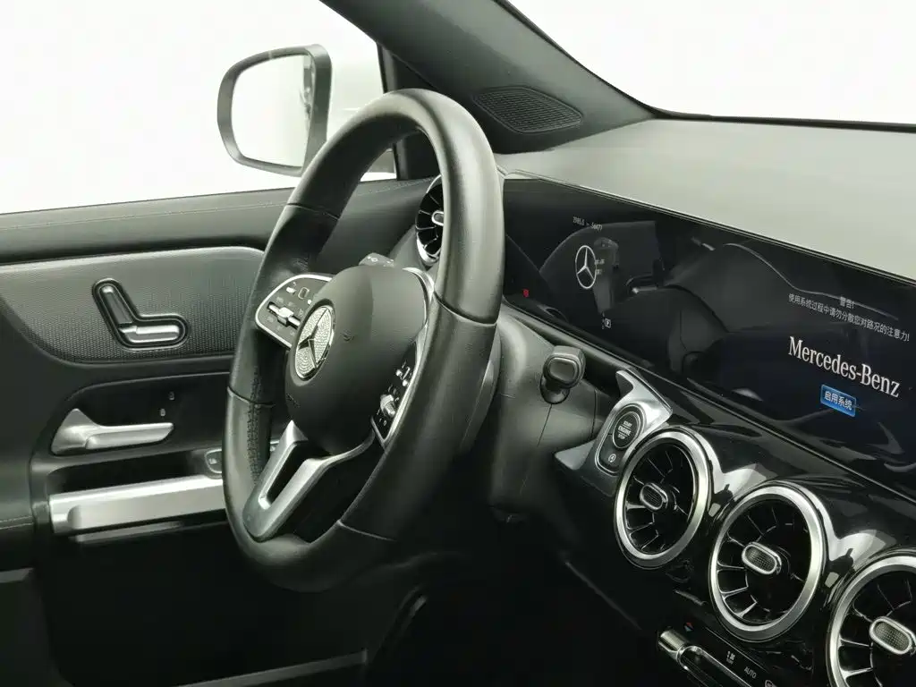 Mercedes-Benz GLB — миниатюра 22