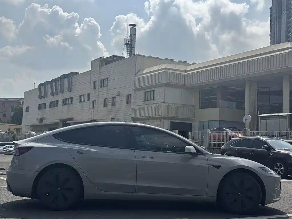Tesla Model 3 — миниатюра 6