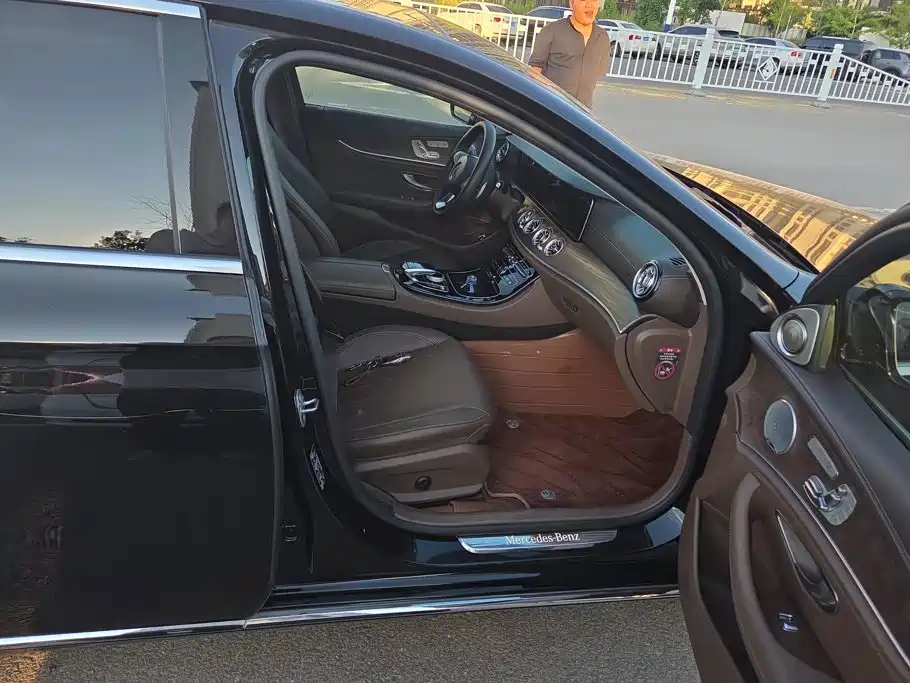 Mercedes-Benz E-Class — миниатюра 8