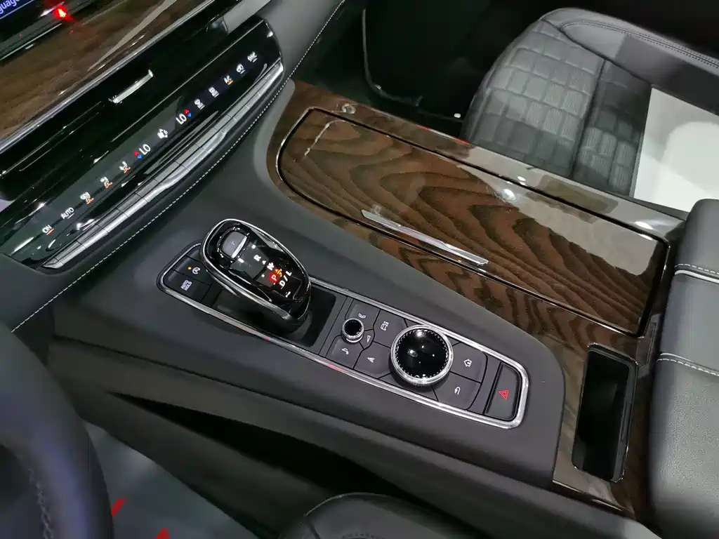 Cadillac Escalade — миниатюра 12