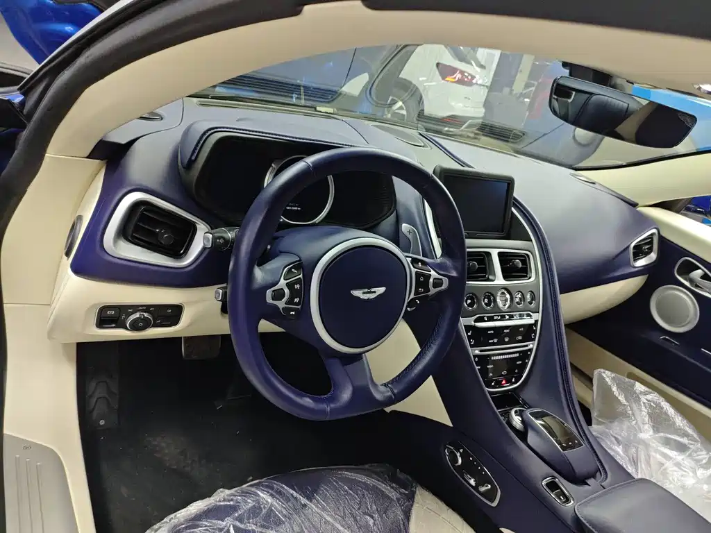 Aston Martin DB11 — миниатюра 4