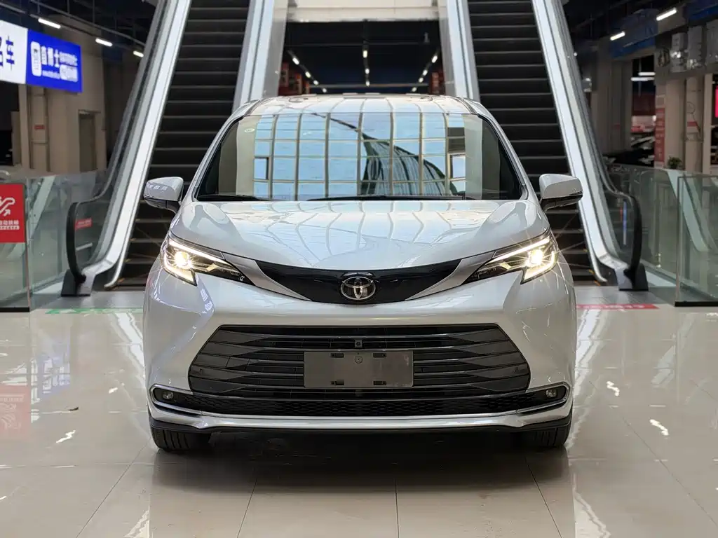 Toyota Sienna — миниатюра 2