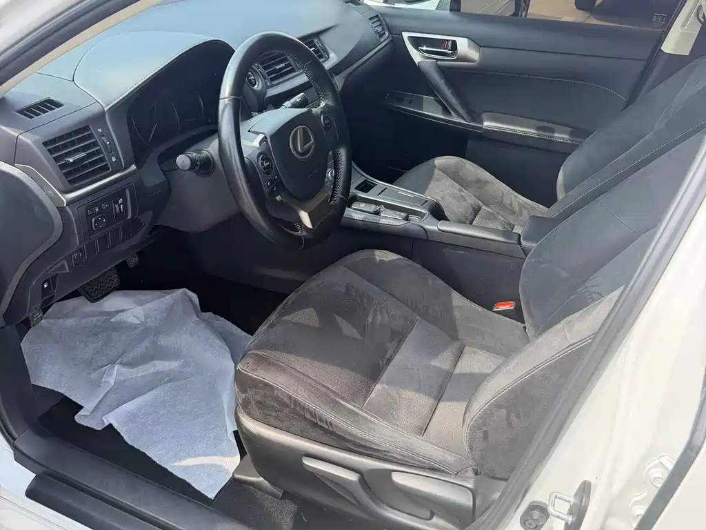 Lexus CT — миниатюра 8