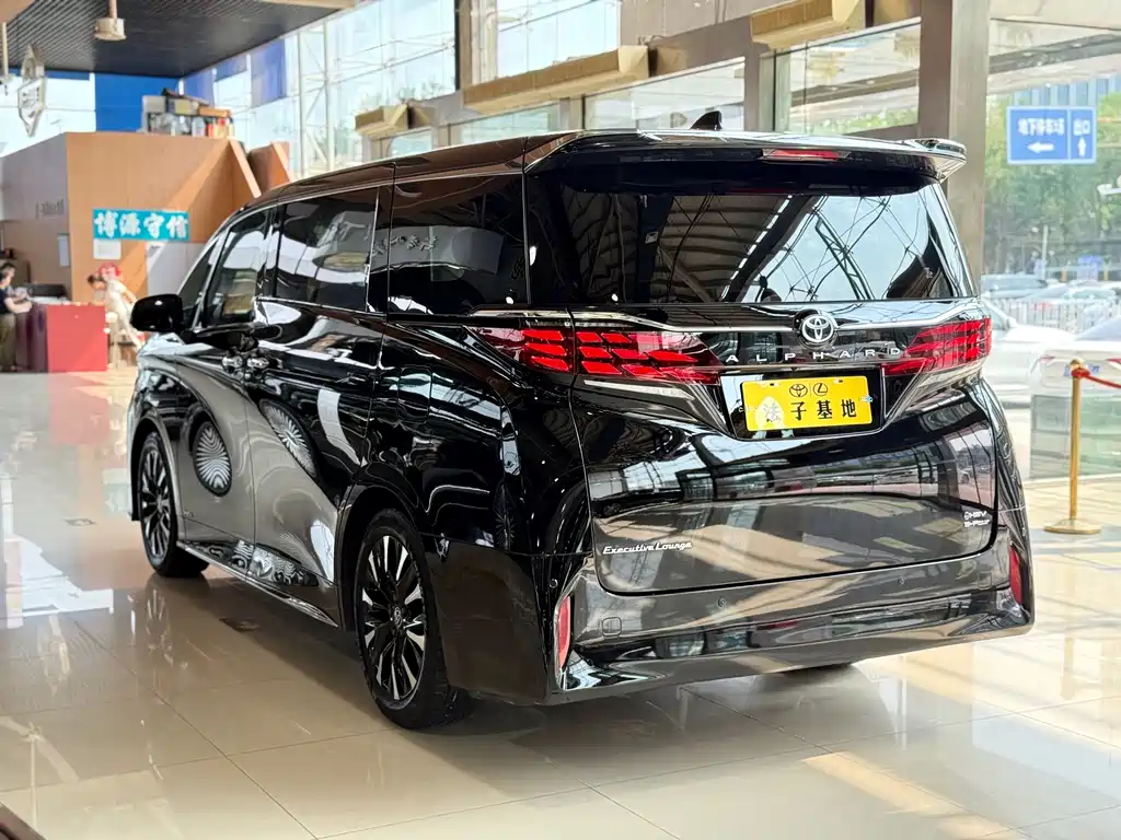 Toyota Alphard — миниатюра 26