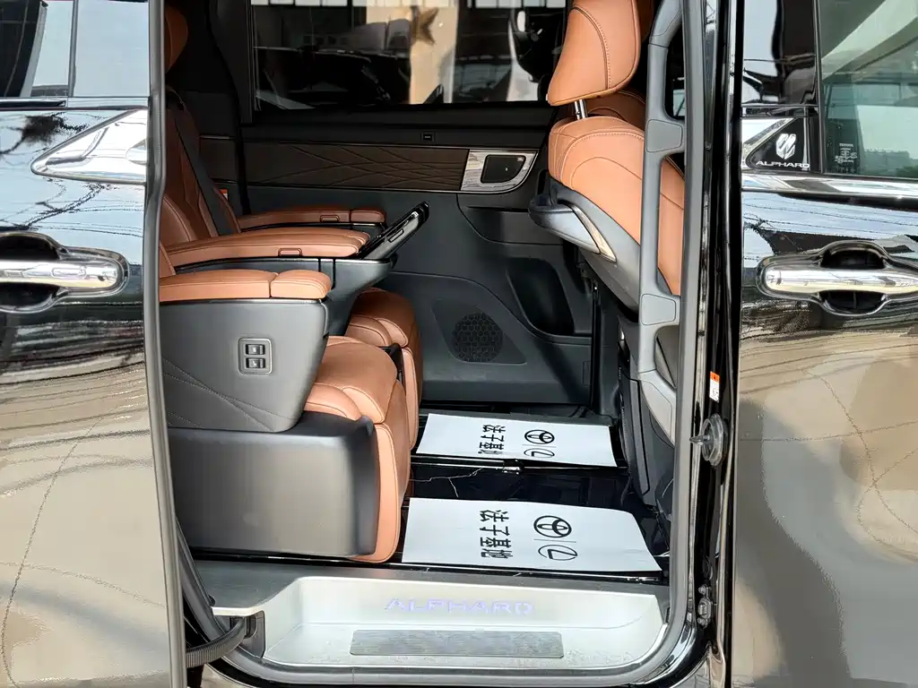 Toyota Alphard — миниатюра 12