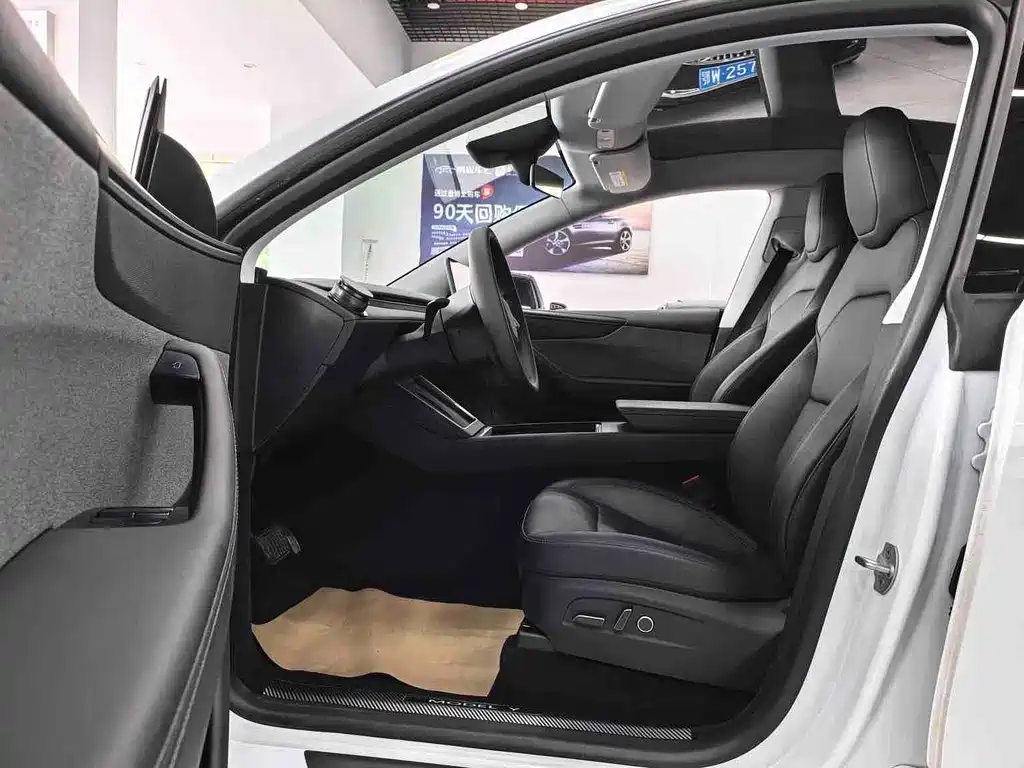 Tesla Model Y — миниатюра 5