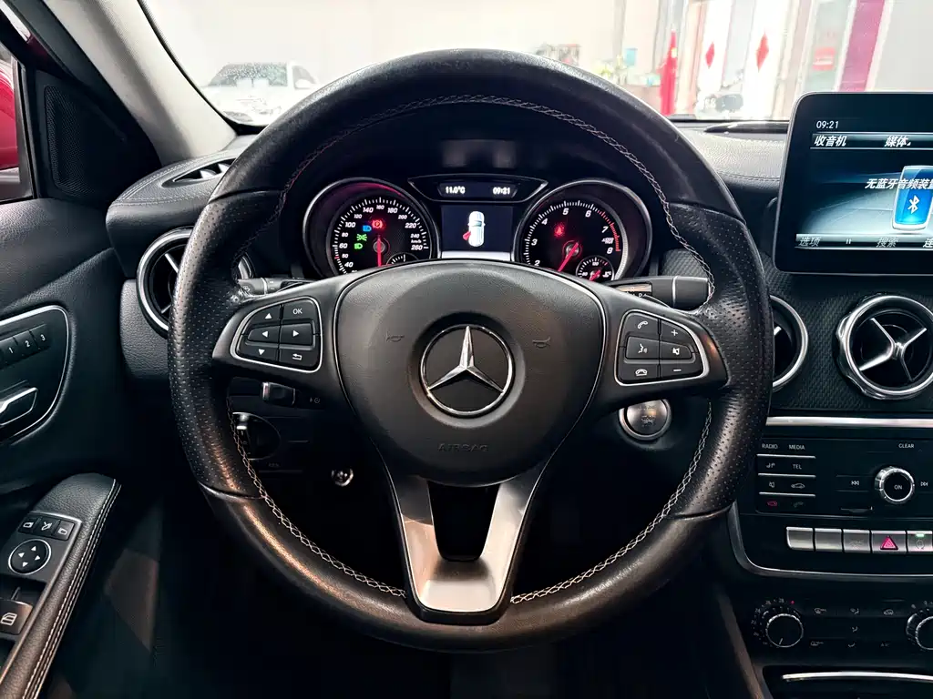 MERCEDES-BENZ GLA