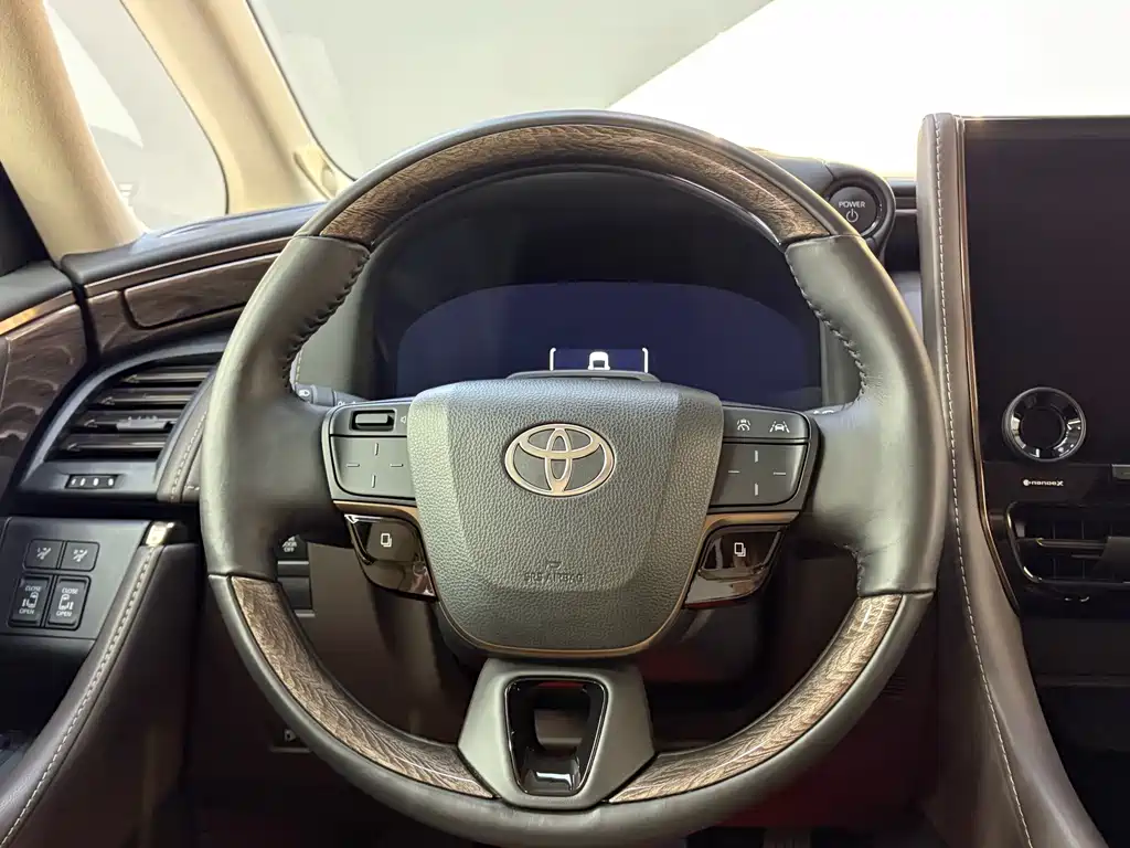 Toyota Alphard — миниатюра 26